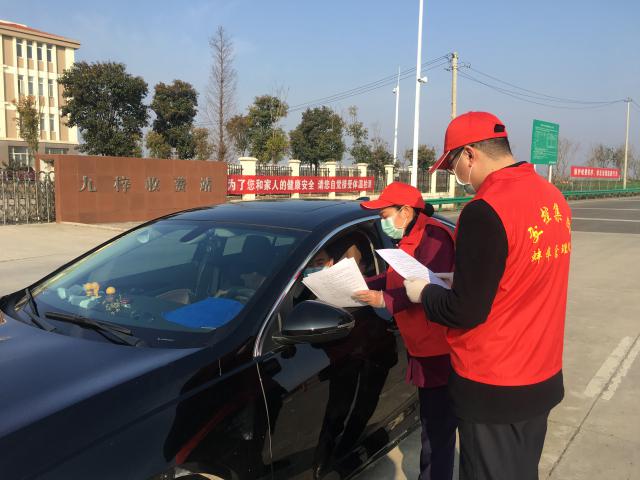 2月1日，蚌埠處九梓站向廣大司乘人員發(fā)放《安徽省交通運(yùn)輸廳疫情防控工作指揮部 致司乘朋友的公開(kāi)信》 (1).jpg