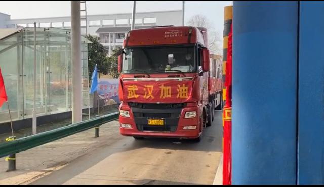 防控物資運(yùn)輸車輛快速通過(guò)池州中心銅陵南站。.jpg