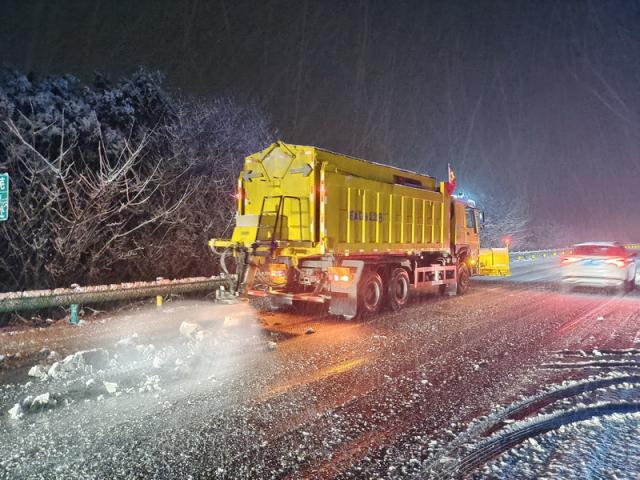 蚌埠處迅速組織人員、機械迅速到位，積極應對鏟冰除雪作業 (10)_調整大小.jpg