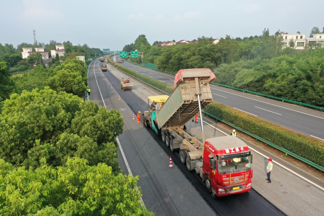 7月15日，滬武高速馬巢段進(jìn)行單車道路面銑刨重鋪?zhàn)鳂I(yè)。.png