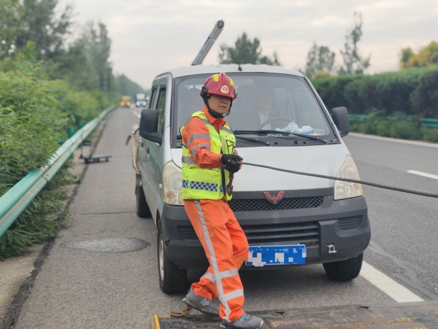 亳州中心阜陽段上行K376施救員徐建才調整拖車鋼絲繩，開展救援行動。.jpg